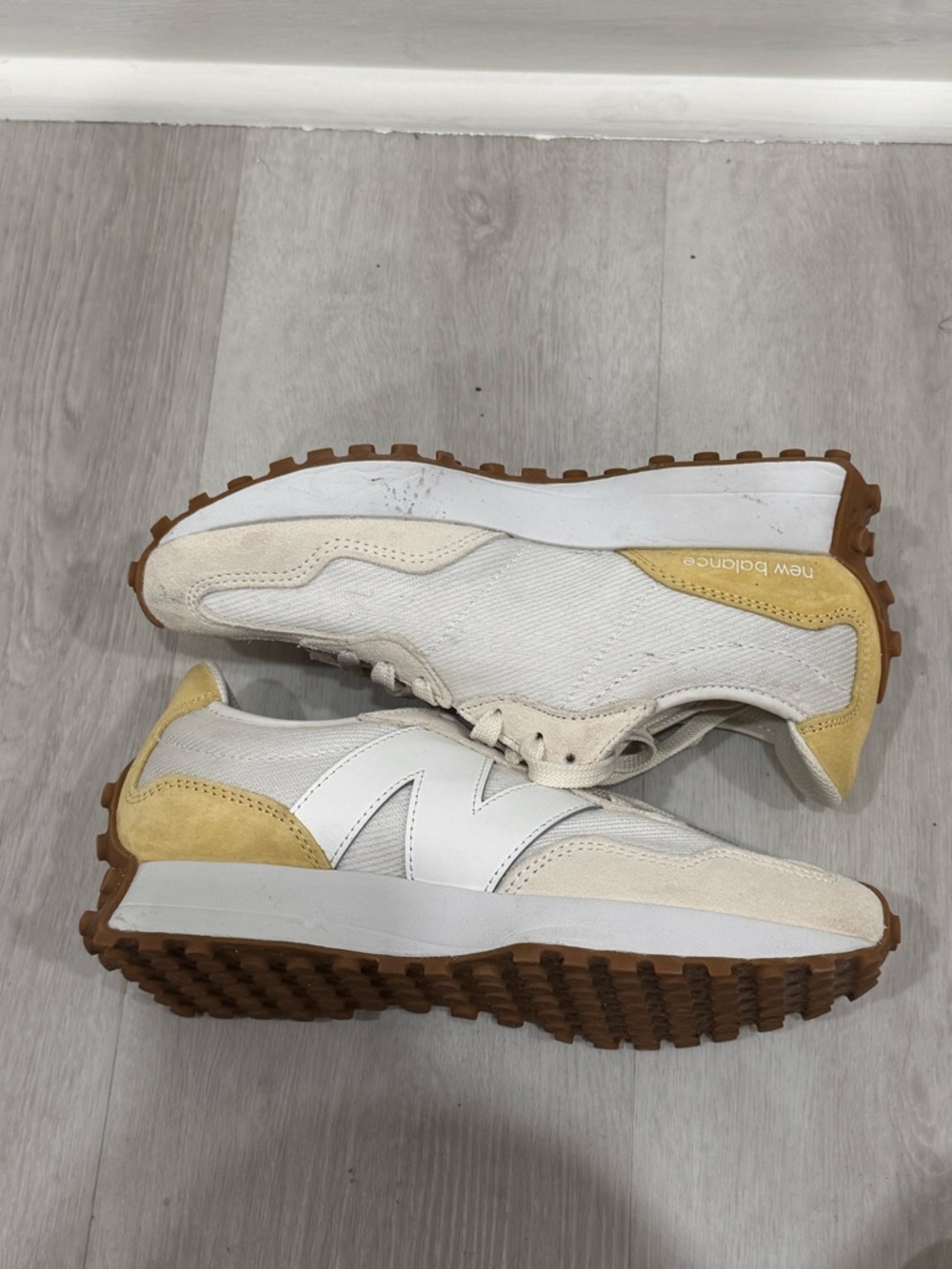 New Balance 327 Women’s Size 8 Cream Yellow Gum Sole